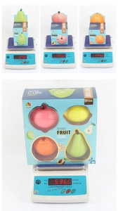 Detalle del peso del set de cubos de frutas con modelos de pera y melocotón