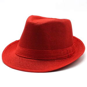 Gros plan de la texture tissée rouge sur un chapeau fedora classique détaillé