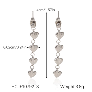 Boucles d'oreilles cœur en acier argenté montrant les dimensions 4cm de long et 0,62cm