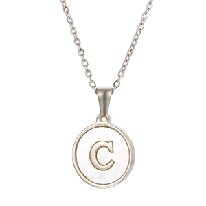 Collar de acero inoxidable plateado con colgante redondo de nácar y letra C dorada