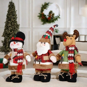 Détail de figurines de Noël en peluche avec bonhomme de neige, Père Noël et renne
