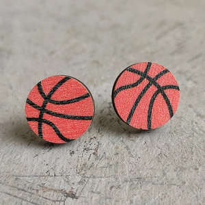 Dettaglio ravvicinato di orecchini a lobo in legno a forma di basket neri e rossi