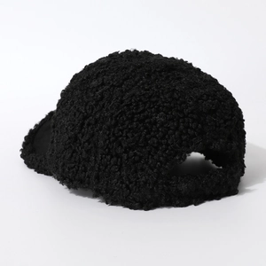 Rückansicht der schwarzen Fleece-Baseballkappe mit dicker Textur und verstellbarem Riemen