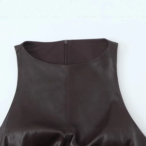Dunkelbraunes Kunstleder-Minikleid mit Rundhals und Reißverschluss am Rücken