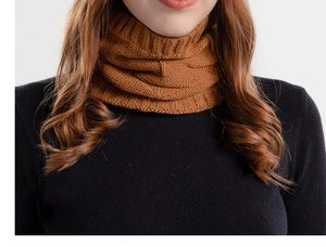 Détail du tour de cou en tricot caramel avec texture épaisse à côtes et laine