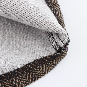 Détail du tissu à chevrons marron avec strass et doublure intérieure en maille