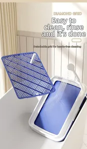 Detailansicht der Hundetoilette mit blauem Gitter bei der einfachen Reinigung mit Wasser