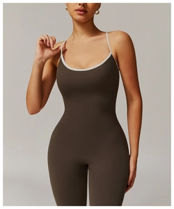 Détail de la combinaison de yoga évasée avec bordures contrastées et tissu élastique premium