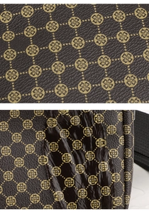 Detalle de bolso de cuero marrón oscuro impermeable con patrón de trébol dorado