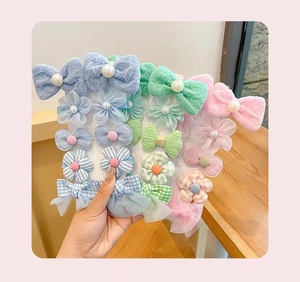 Vue détaillée d'un ensemble de barrettes à fleurs et nœuds en tissu pour fillettes