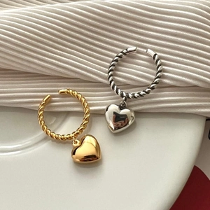 Minimalist 925 sterling silver heart charm rings with twisted band in gold and silver finish