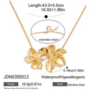 Detail of gold double flower pendant necklace made of waterproof stainless steel