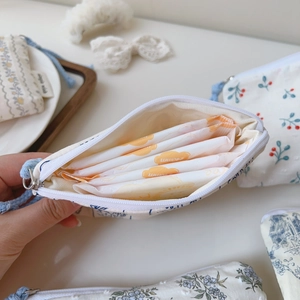 Detailaufnahme der Baumwolltasche mit Blumenmuster zeigt das Innenfach für Hygieneartikel