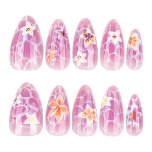 Faux ongles amande avec texture marbrée et motifs floraux d'été sur base rose