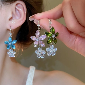 Détails de boucles d'oreilles fleurs en zircon bleu, rose et vert avec cristaux
