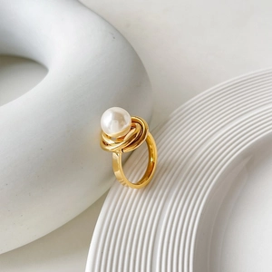 Bague multicouche élégante en acier titane doré ornée d'une perle blanche centrale