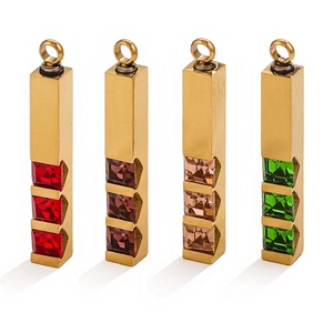 Detail van de vierkante zirkoon inleg op goud rvs parfumfles hangers