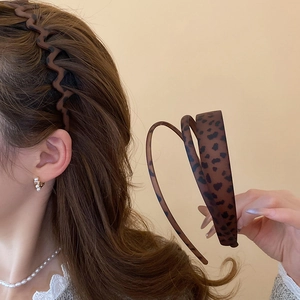 Detail of leopard print matte headbands and wavy hair hoop for vintage styling