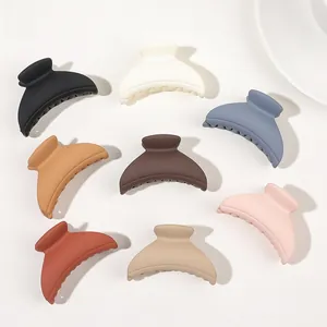 Detail of matte hair claws in 8 colors showing anti-slip teeth and smooth arc design
