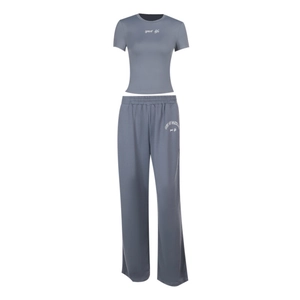 Ensemble de sport gris deux pièces avec t-shirt cintré à manches courtes et pantalon large