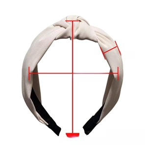 Détails du serre-tête noué crème indiquant les dimensions de 3cm de large et 16cm de haut