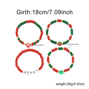 Dettaglio del set di bracciali natalizi con cristalli rossi verdi e ciondoli festivi