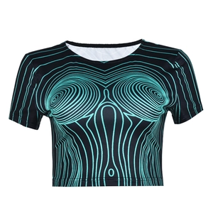 Détail du t-shirt court noir avec imprimé topographique bleu à effet d'optique