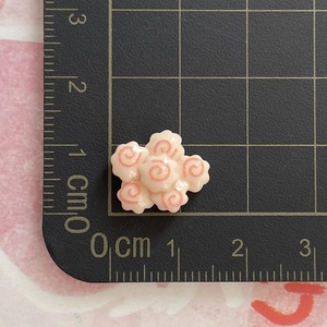Makro-Detail von 1cm Miniatur-Narutomaki aus Harz für DIY-Bastelzubehör und Dekoration