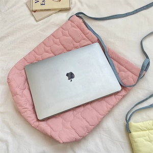 Vue détaillée du cabas matelassé rose à motifs cœurs offrant un grand volume