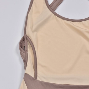 Gros plan d'un body bicolore montrant les coutures doubles et le tissu extensible