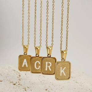 Collares con colgante cuadrado de acero inoxidable dorado con letras A C R K