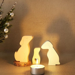 Set di tre figurine di cani in legno con intaglio a cuore e decorazione con candela calda