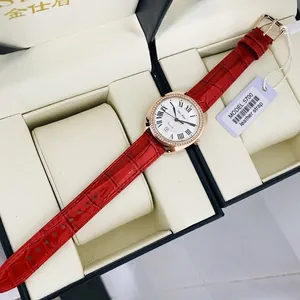 Montre à quartz élégante pour femme avec bracelet en cuir rouge et lunette or rose sertie