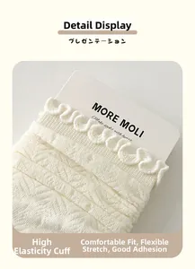Détail des chaussettes en maille ivoire avec bords à volants et texture respirante
