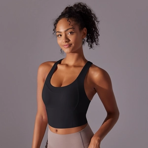 Détail de bretelles larges et ourlet élastique sur soutien-gorge de sport noir sans couture