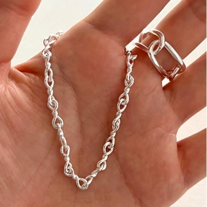 S925 sterling silver chain bracelet and hollow ring set worn on a hand for fashion