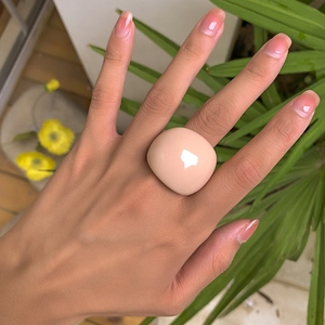 Klobiger geometrischer Harzring in zartem Rosé mit hochglanzpolierter Oberfläche
