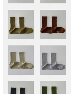 Detailgitter mit gerippten Baumwollsocken in Weiß, Schwarz, Grün, Kaffee, Khaki und Grau