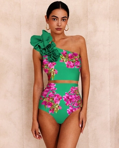 Détail du haut de bikini floral à une épaule avec volant 3D et culotte à taille haute