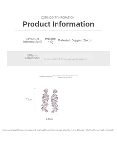 Vue macro détaillée de boucles d'oreilles pendantes en zircon avec glands en cuivre