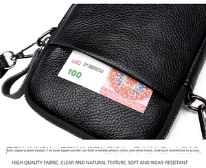Détail d'un mini sac en cuir grainé noir avec poche arrière pour espèces et téléphone