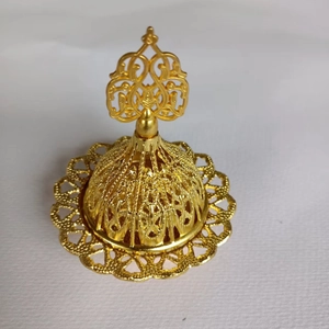 Vue détaillée de dessus du brûleur d'encens doré avec motifs évidés de style oriental
