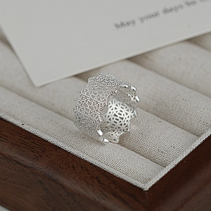 Exquisiter S925 Sterlingsilber Ring mit Spitzenmuster auf einer edlen Schmuckschatulle