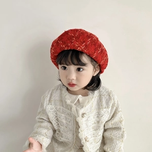Texture détaillée d'un béret en tweed rouge et blanc pour enfant au style automnal