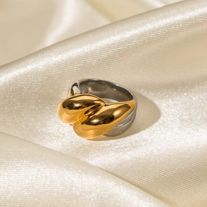 Bague bicolore en or 18K et argent, design torsadé en acier sur tissu de soie beige