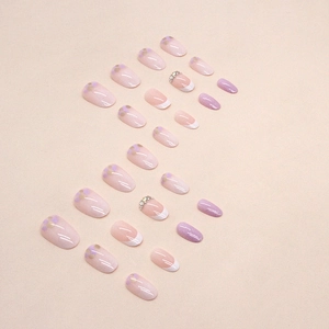 Faux ongles ovales violets avec feuilles d'or, strass et design French manucure