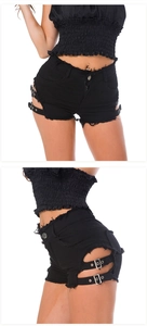 Detalle de pantalones cortos vaqueros negros de talle alto con recortes y hebillas