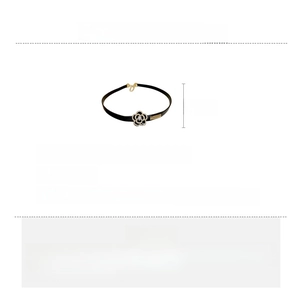 Détail du collier choker camélia avec zircon et perle d'imitation en noir et doré