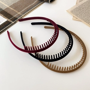 Set of 3 non-slip flocked headbands in burgundy, black and khaki for women with plastic teeth