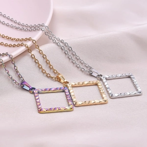 Detail von quadratischen Anhängern mit Hammerschlag-Textur in Gold, Silber und Regenbogen
